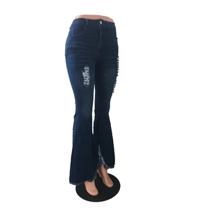 Detail der High-Waist-Flare-Jeans mit Distressed-Rissen und rohem Fransensaum