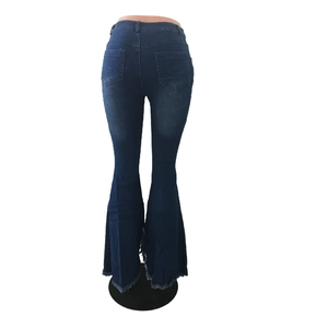 Detail von Schlagjeans mit hoher Taille, dunkelblauer Waschung und Fransensaum-Details