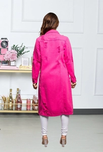 Detailansicht des Distressed-Designs auf dem Rücken eines rosafarbenen Denim-Trenchcoats