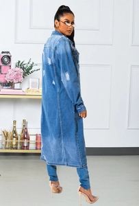Détail d'un long trench en jean avec effets délavés et déchirures stylées