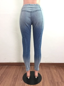 Vue détaillée du dos d'un jean slim dégradé bleu avec coutures galbantes et taille haute
