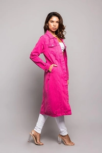 Detaillierte Nahaufnahme der zerrissenen Details und Textur am langen rosa Denim-Mantel