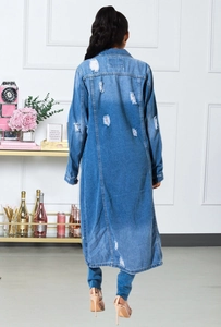 Vue arrière du trench-coat long en jean avec détails déchirés et finition vintage délavée
