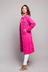 Detail eines pinkfarbenen Jeans-Trenchcoats mit Rissen, Fransen und Pattentaschen