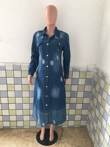 Vue détaillée d'une robe longue en jean avec des trous délavés et un col à revers classique