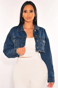 Détail de la veste en jean courte bleu foncé avec ourlet brut et boutons dorés