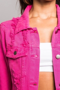 Detailansicht der Jeansjacke in Rosarot mit Metallknöpfen und modischen Rissdetails