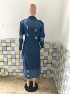 Vue détaillée du dos d'une robe manteau longue en jean avec délavage vintage et déchirures