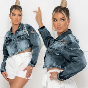 Détail d'une veste en jean courte délavée avec effets usés et boutons métalliques