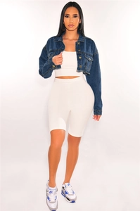 Détails d'une veste courte en jean bleu foncé délavé avec ourlet effiloché style bohème