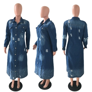 Vue détaillée avant côté et arrière du trench long en jean avec effets usés et boutons