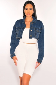 Détail de la veste en jean courte bleu foncé avec ourlet effiloché et boutons