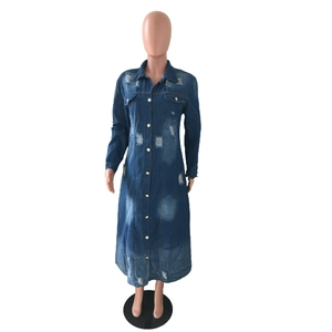 Détail d'une robe longue en jean à boutonnage simple avec déchirures et revers classiques