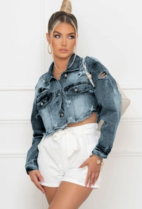 Détail d'une veste en jean courte bleu foncé avec effets usés et bords effilochés