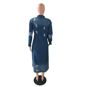 Vue arrière d'une veste longue en jean délavé avec trous usés et effet vintage