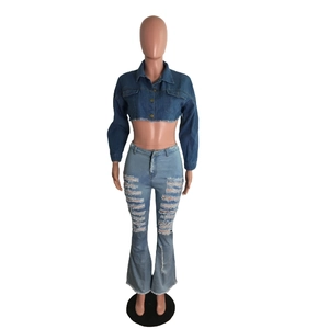 Détail de veste en jean courte avec col et jean évasé vieilli à taille haute pour femme
