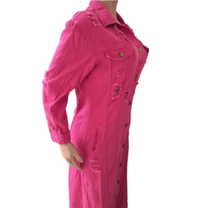 Detailansicht von rosa Jeansmantel im Distressed-Look mit Metallknöpfen und Seitentaschen