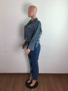 Détail de la veste en jean à franges au dos et jean patchwork au style vintage