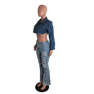 Détail d'une veste en jean bleu clair avec ourlet effiloché et coupe courte usée