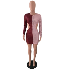 Dettaglio dell'abito con paillettes bicolore con ritagli laterali bordeaux e rosa