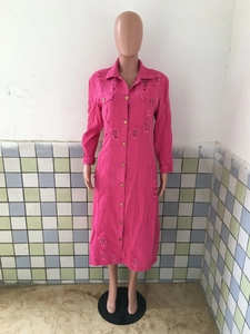 Detail von rosarotem Denim-Mantelkleid mit Knopfleiste und markanten Destroyed-Effekten