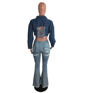 Détail du design déchiré ajouré au dos d'une veste courte en jean bleu foncé