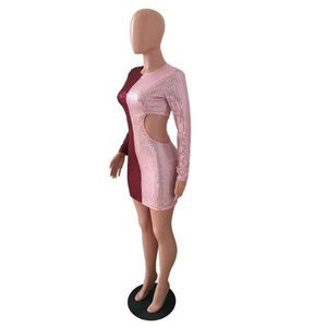 Dettaglio mini abito con paillettes rosa e bordeaux con ritaglio laterale in vita