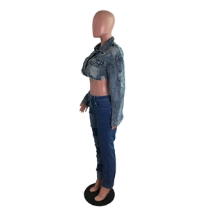 Vue latérale détaillée d'une veste courte en jean avec dégradé et détails usés