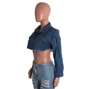 Détail d'une veste en jean courte pour femme avec ourlet effiloché et boutons métalliques