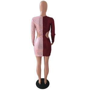 Dettaglio del retro del mini abito di paillettes rosa e bordeaux con tagli sulla vita