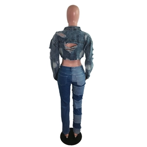 Détail de la veste en jean avec déchirures au dos et pantalon en jean patchwork