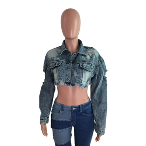 Détails de la veste en jean bleu clair avec finitions usées et ourlet effiloché