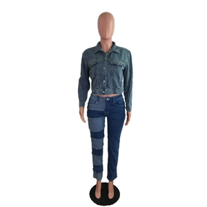 Détail d'une veste courte en jean pour femme et d'un jean avec design patchwork créatif