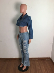 Détail de veste en jean et pantalon évasé taille haute avec finitions effilochées
