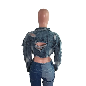 Vue arrière d'une veste courte en jean déchirée et d'un jean en patchwork bleu
