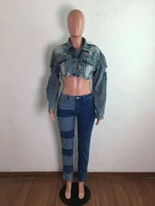 Détail de la veste en jean avec ourlet effiloché et design patchwork contemporain