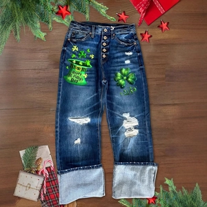 Dunkelblaue Ripped Jeans mit St. Patrick's Day Print und extrem weitem Umschlag am Saum