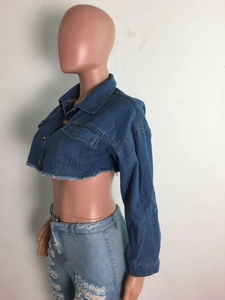 Détail d'une veste en jean courte avec ourlet effiloché et boutons métalliques classiques