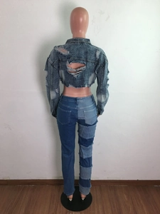 Détail de la veste en jean courte avec découpe en forme de cœur au dos et bords effilochés