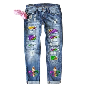 Damen-Jeans mit mittlerer Taille, Distressed-Löchern, Leopard-Pailletten und Fleur-de-Lis-Patches