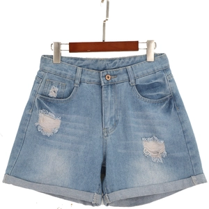Short en jean bleu clair délavé avec ourlets repliés et détails déchirés sur fond blanc