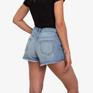 Short en jean bleu clair pour femme avec ourlet effiloché et poches arrière de mode