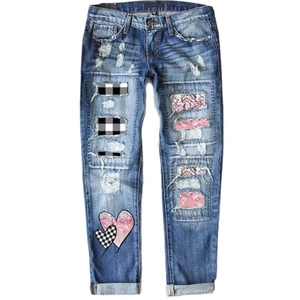 Jean droit femme taille mi-haute avec trous usés et écussons cœurs en paillettes roses