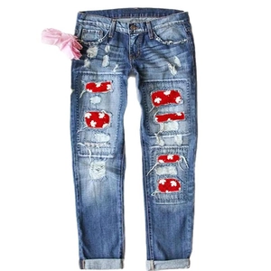 Jean droit femme taille mi-haute avec déchirures et écussons feuille d'érable rouge