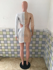 Dettaglio del design con apertura sulla schiena di questo mini abito di paillettes