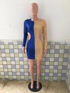 Dettaglio di un abito di paillettes blu e oro con sexy ritagli in vita laterali
