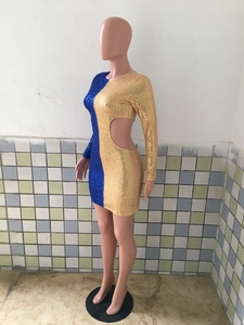 Dettaglio mini abito con paillettes blu e oro con taglio laterale in vita su un manichino