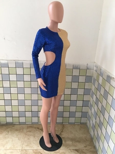 Dettaglio mini abito con paillettes blu e oro caratterizzato da ritaglio in vita laterale