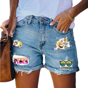 Short en jean bleu clair pour femme avec écussons tropicaux imprimés et ourlet roulé