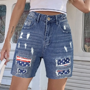 Short en jean bleu taille haute pour femme avec patchs drapeau américain et détails déchirés